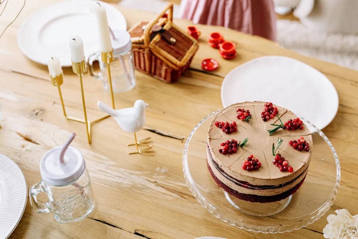 Cake au citron tranché posé près d'un panier de pique-nique en extérieur