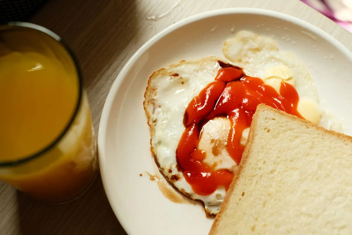 Œuf au plat sur une tranche de pain grillé, assiette simple et rapide vue de près