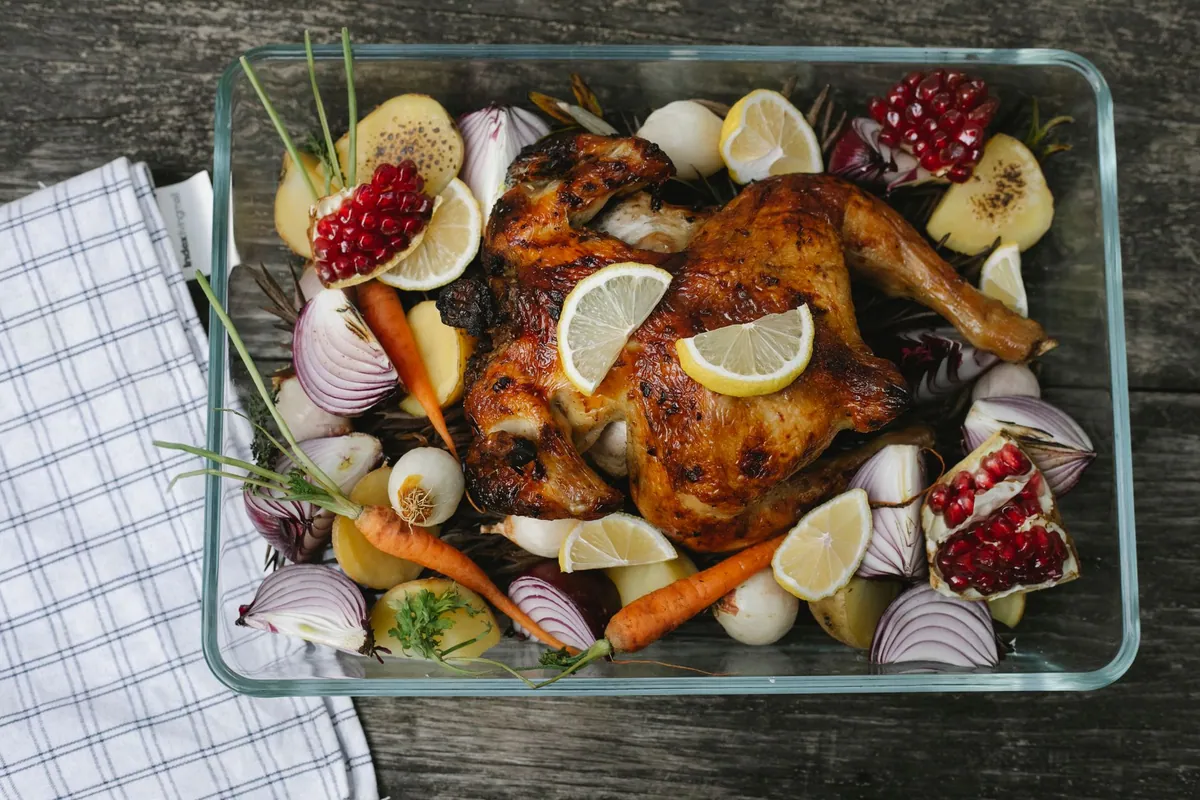Assiette de dîner fait maison dressée sur une table de cuisine en semaine