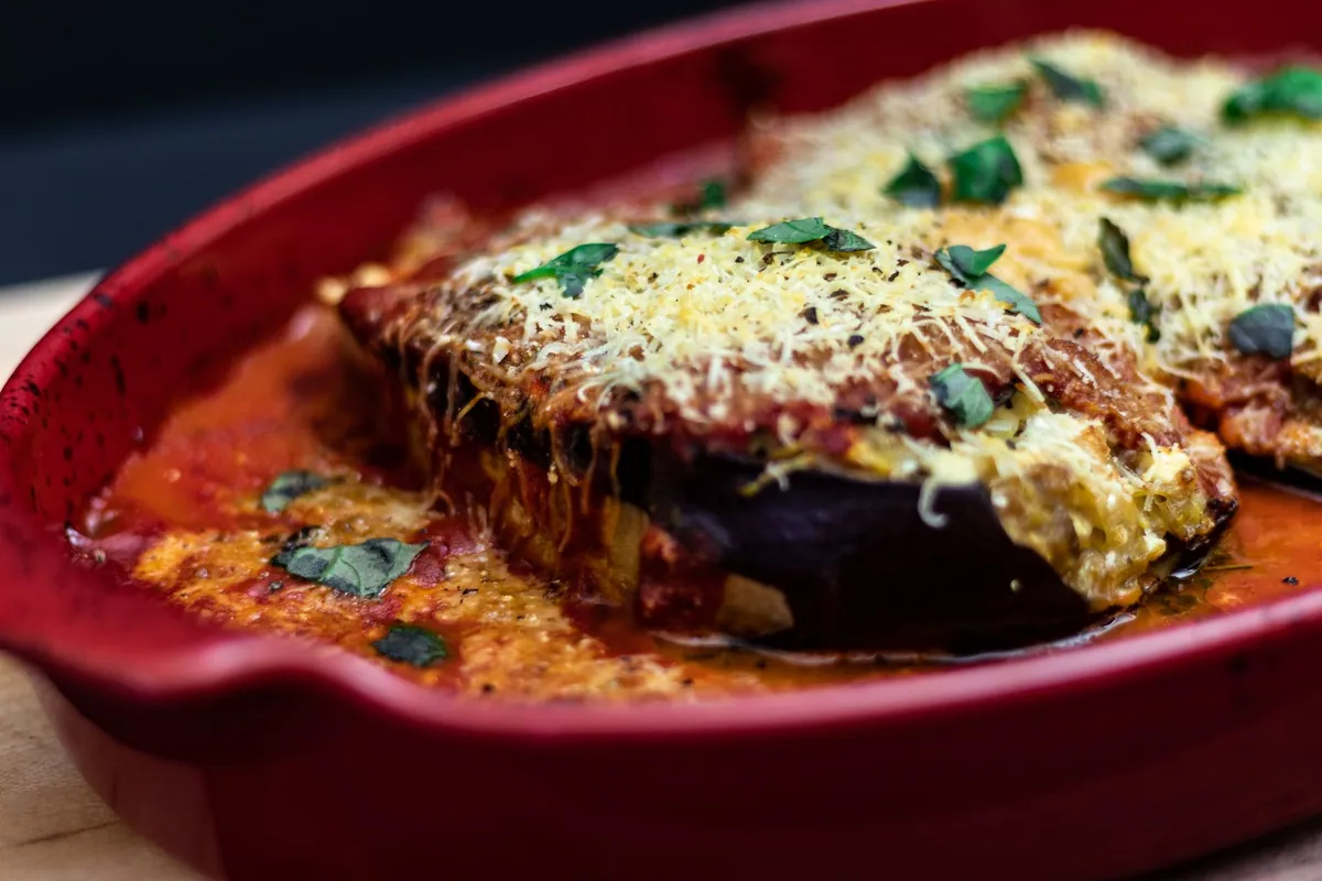 Plat d'aubergines parmigiana en couches, sauce tomate et fromage fondu gratiné