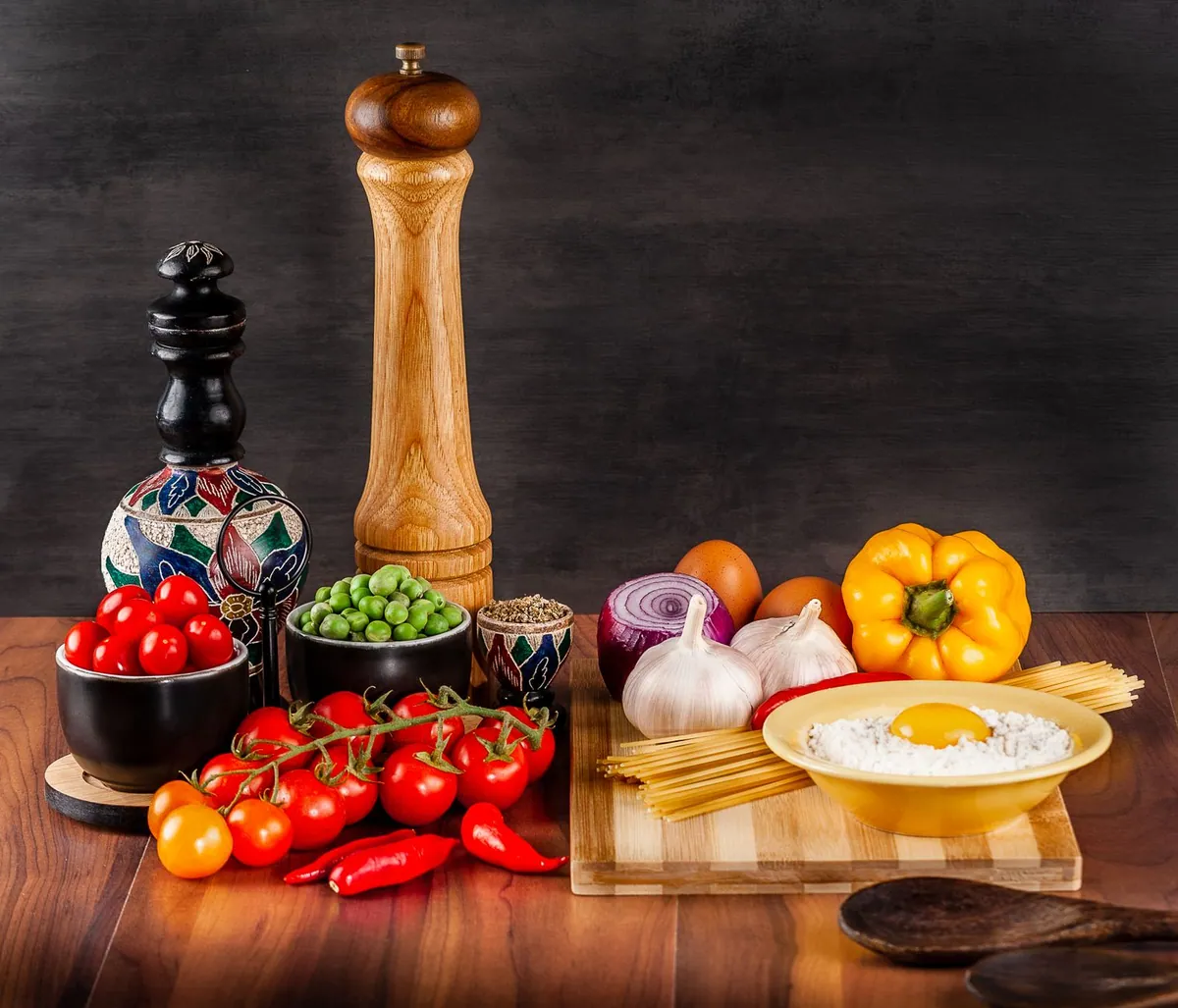 Légumes variés et œufs disposés sur une table en bois, vus de dessus