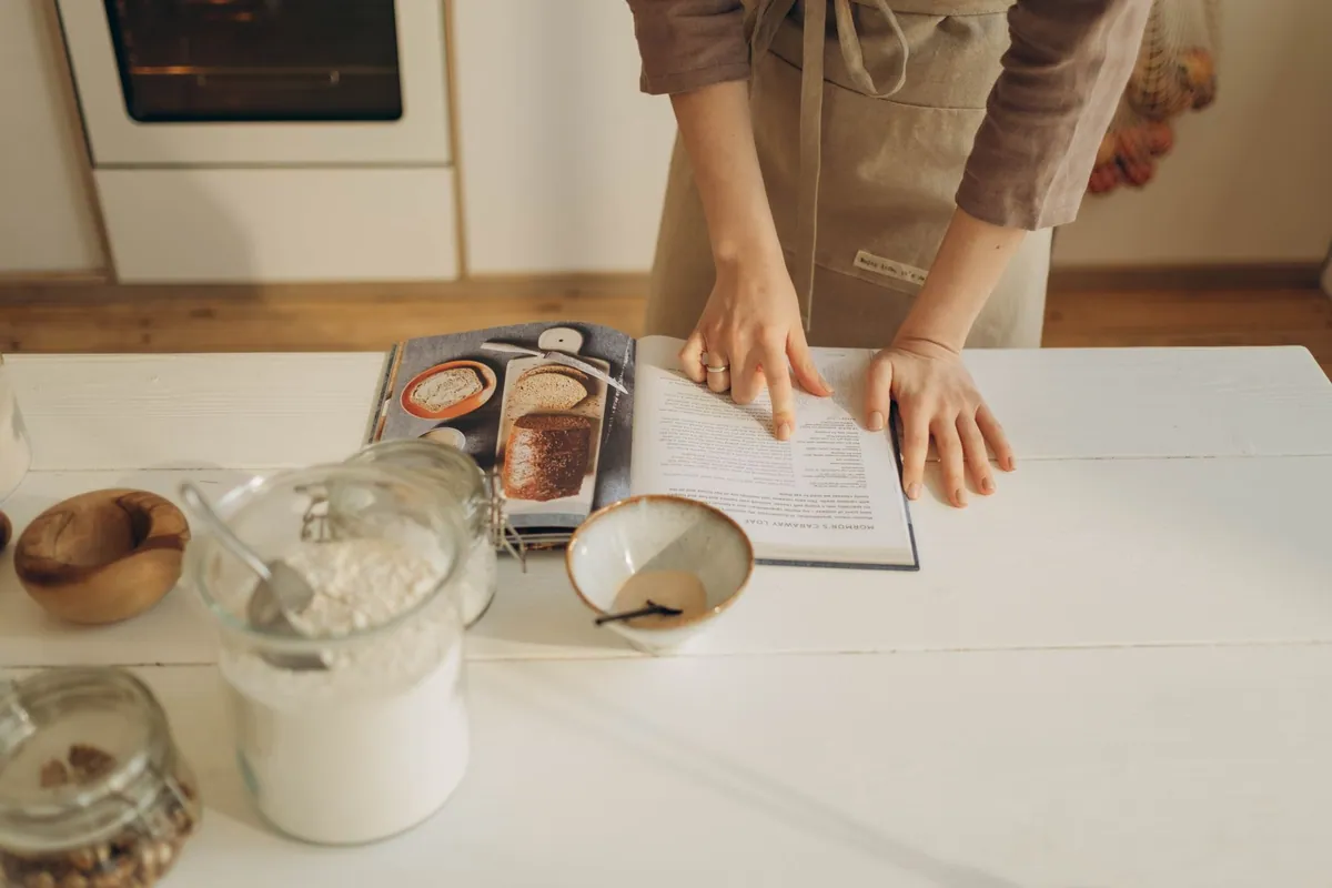 Une personne qui cuisine pour la première fois, gestes simples en cuisine