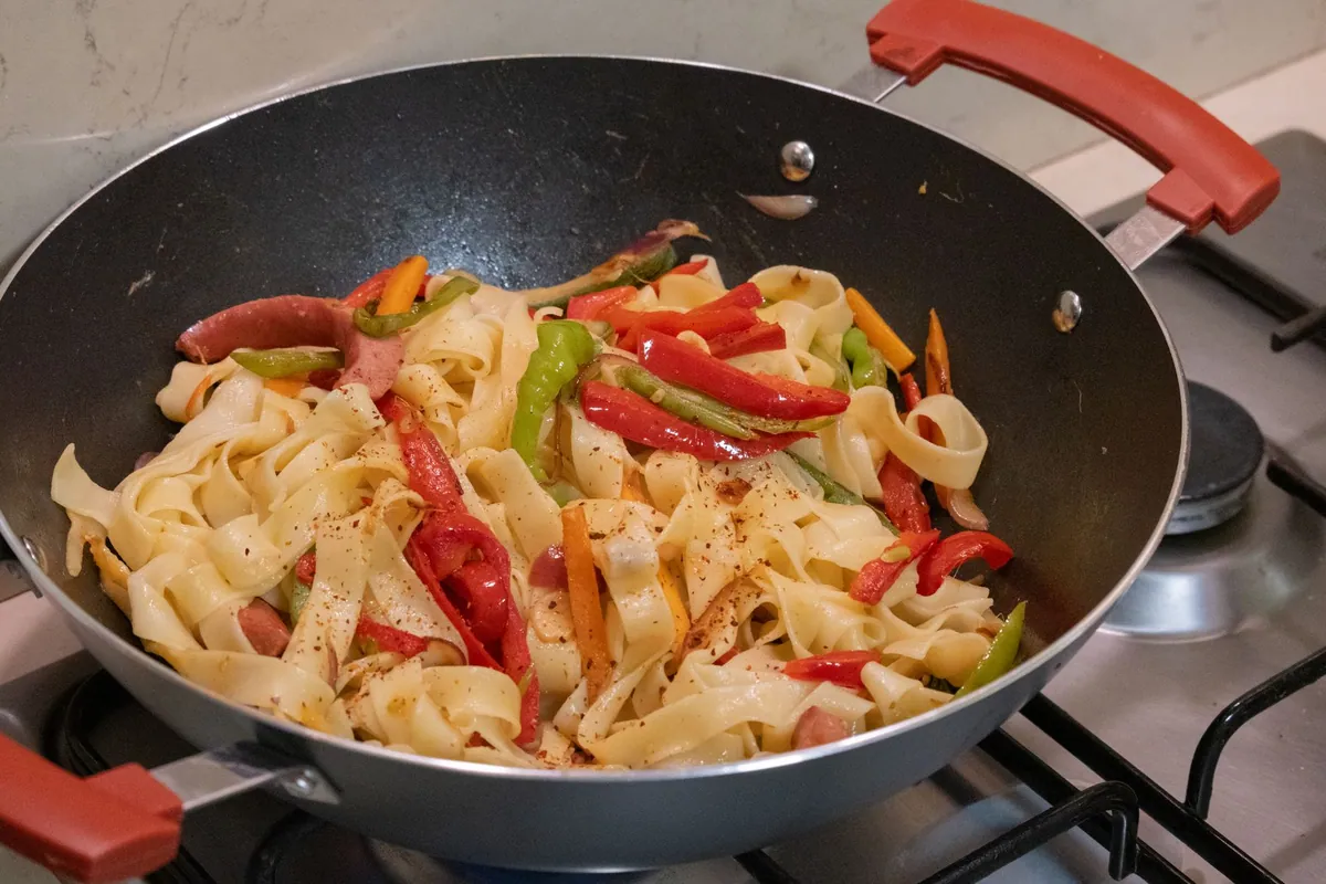 Poêlée de pâtes rapide sur la cuisinière, vue de près, prête en quelques minutes
