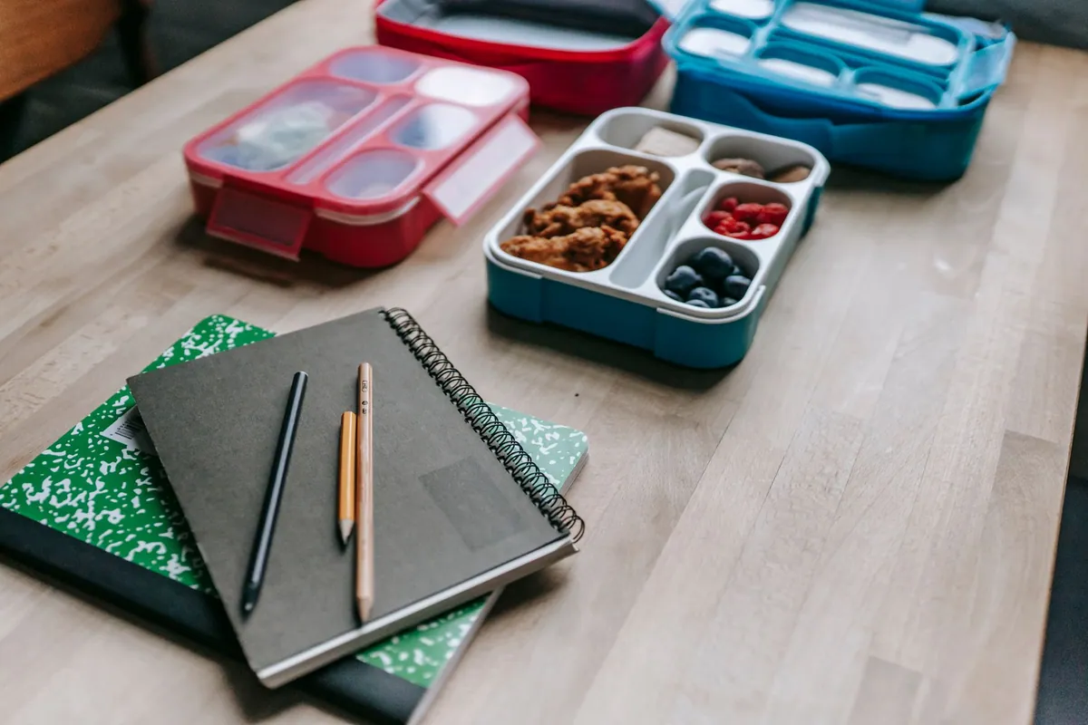 Boîte à lunch garnie d'un repas préparé à l'avance, prête à emporter au travail