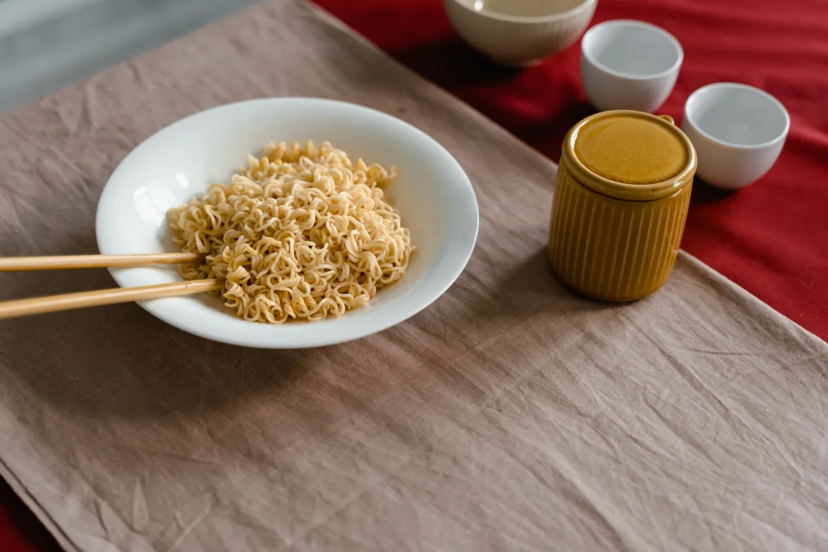 Bol de repas simple posé sur une table basse, ambiance cocooning en soirée
