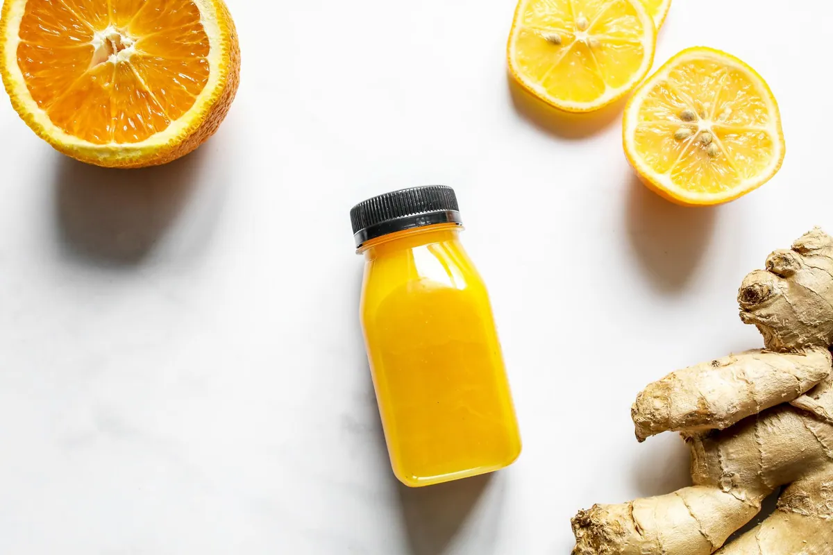 Petits verres de shot gingembre, citron et curcuma, vus de dessus