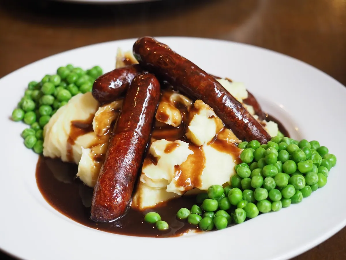 Bangers and mash avec saucisses grillées sur purée nappée de sauce à l'oignon