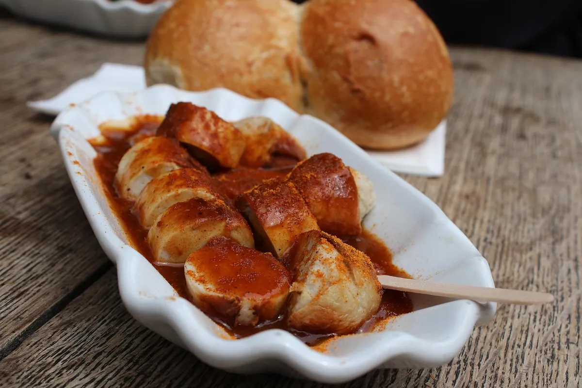 Currywurst en rondelles nappé de sauce curry-tomate avec des frites
