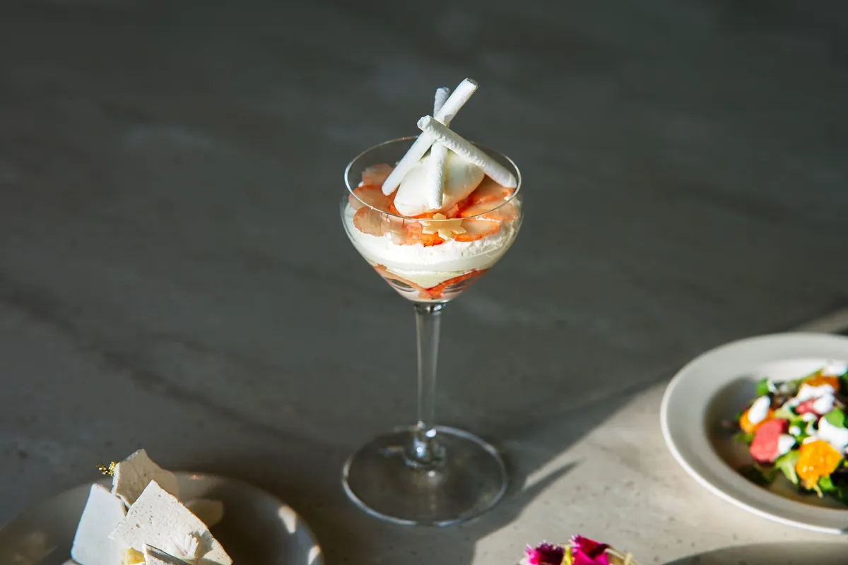 Eton mess dans un verre avec meringue, chantilly et fraises fraîches