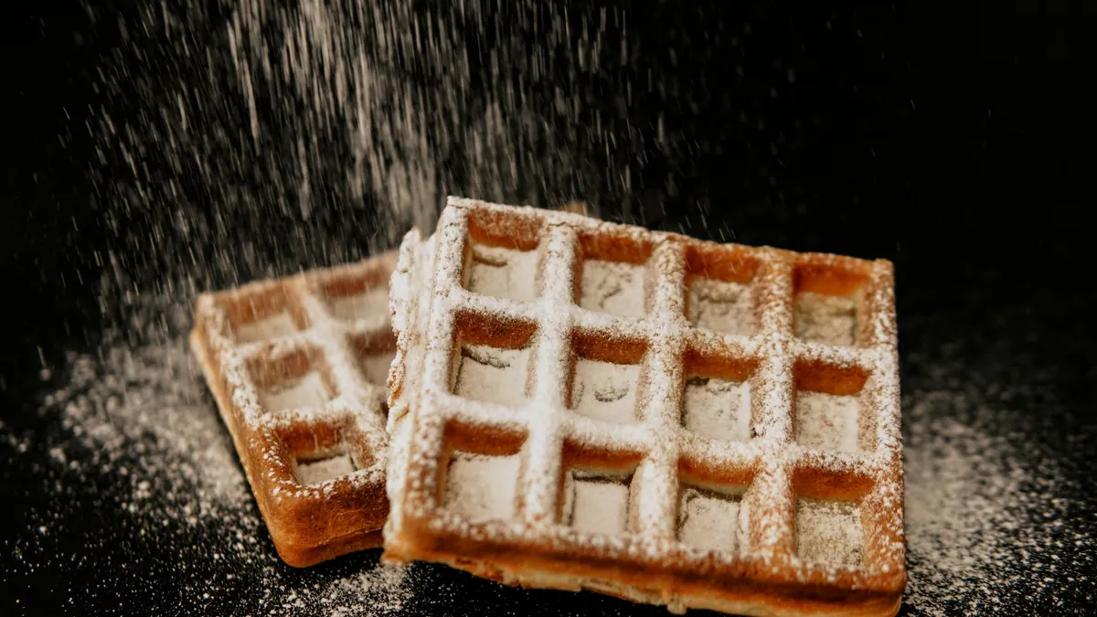 Gaufres belges dorées saupoudrées de sucre glace avec fruits rouges