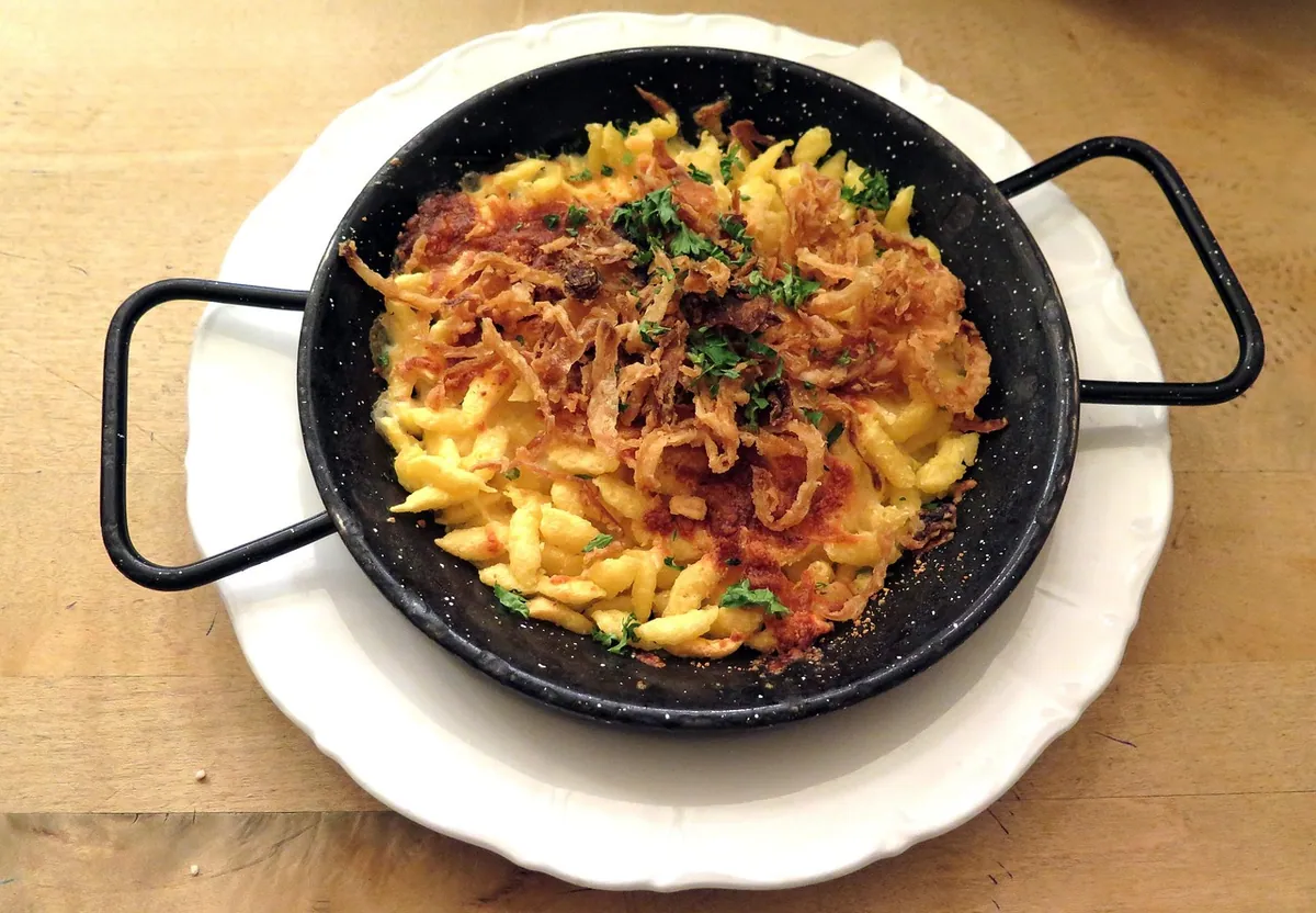 Käsespätzle gratiné au fromage avec oignons caramélisés dans un plat