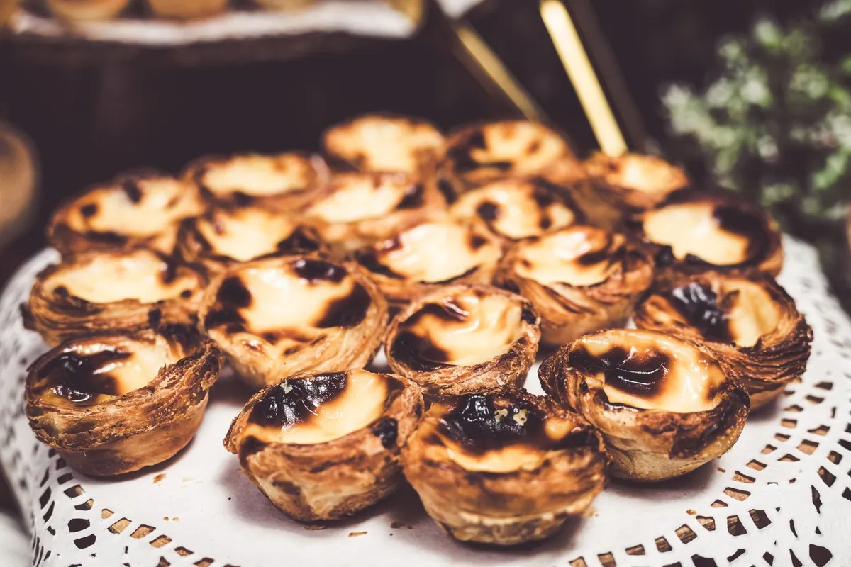 Pastéis de nata dorés et caramélisés saupoudrés de cannelle