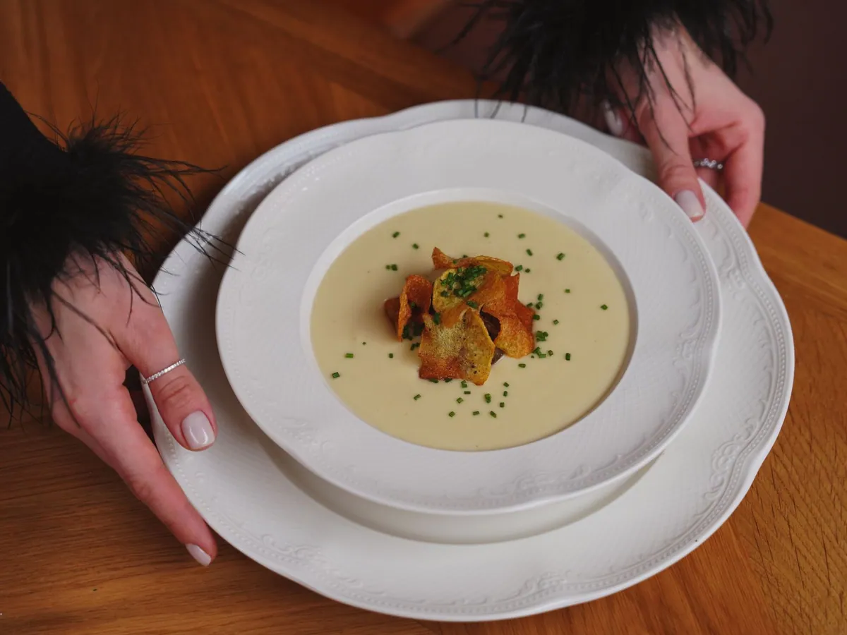 Bol de soupe avgolemono au poulet, bouillon doré au riz et à l'œuf-citron, garni d'aneth frais et de poivre noir moulu.